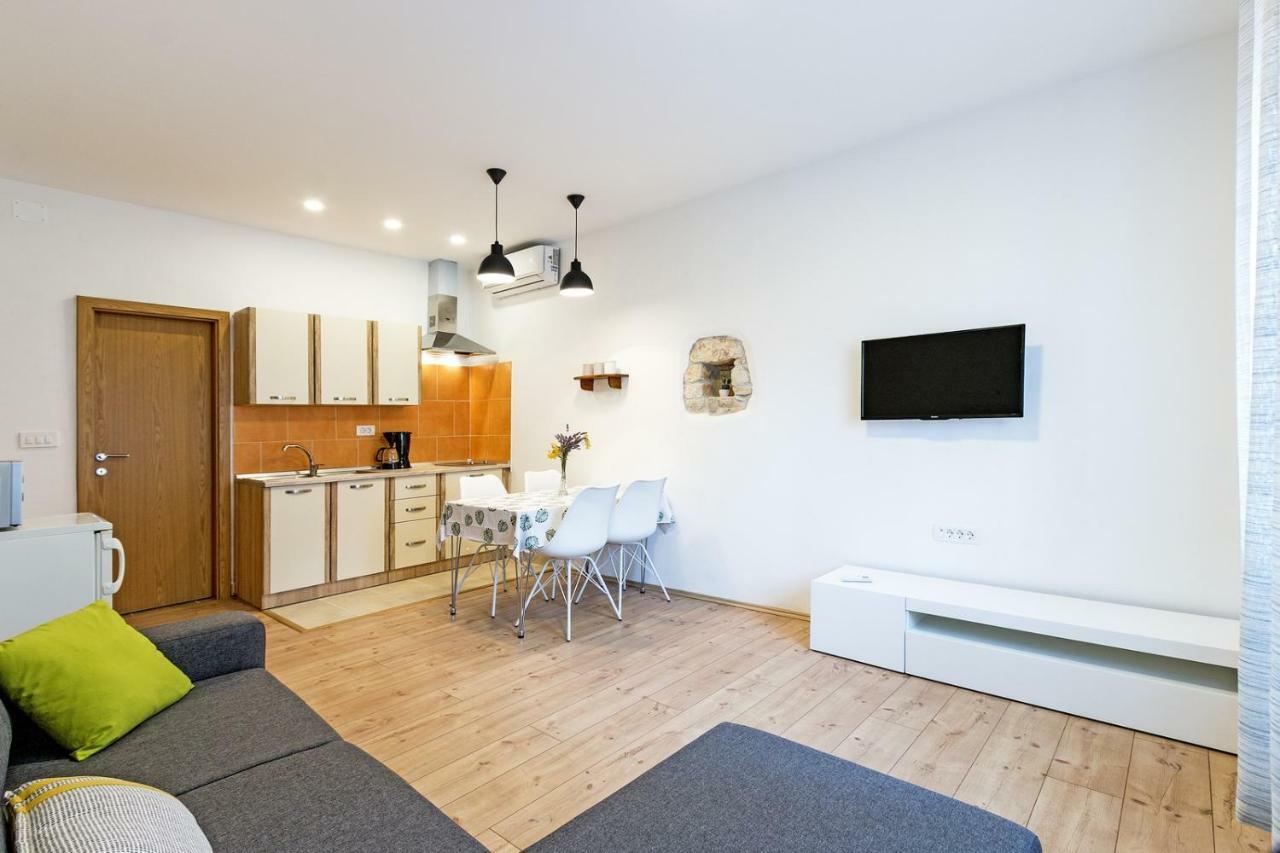 Cozy Apartment 10 Min From The Beach Pula Exterior foto