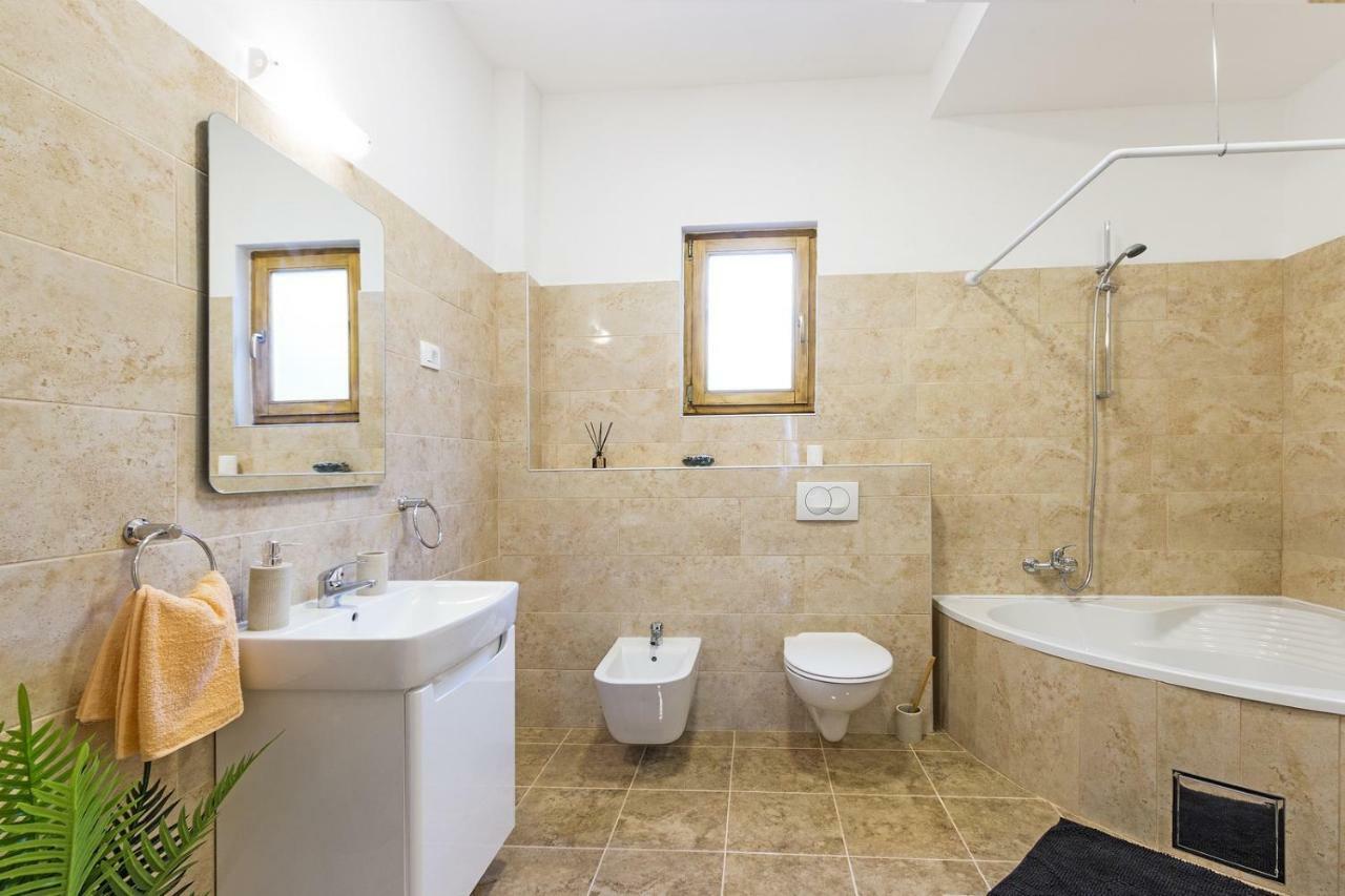 Cozy Apartment 10 Min From The Beach Pula Exterior foto